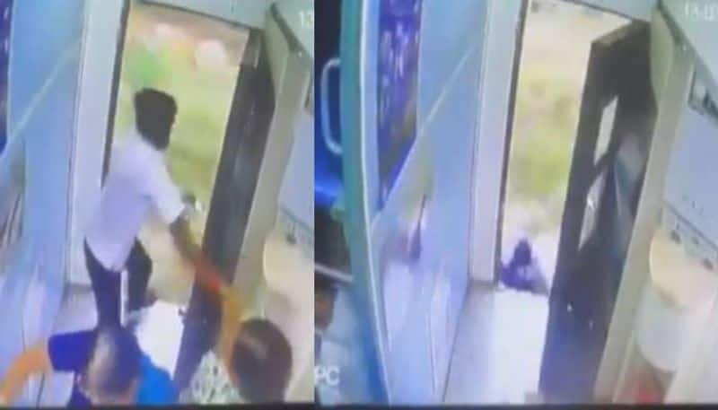 man snatching womans chain in train video rlp