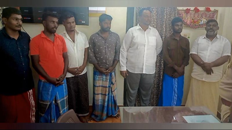 8 persons of gang arrested in coimbatore who are roaming with weapons in karamadai vel