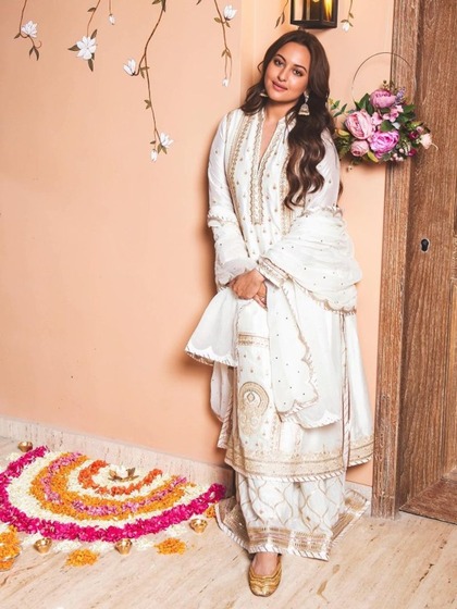 <p>सोनाक्षी ने व्हाइट कुर्ता सेट पहना है जिसकी सलवार अफगानी है, सूट पर गोल्डन जरी का काम है । कानों में उन्होंने मैचिंग झुमकी पहनी है और ईद के लिए उनका यह अटायर परफेक्ट लग रहा है।</p>
