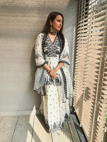 <p>शरारा फैशन में है। सोनाक्षी ने व्हाइट शरारा सूट पहना है जिस पर ब्लैक थ्रेड एंब्रायडरी बनी है। उन्होंने स्मोकी आई मेकअप किया है,ऑक्सिडाइज्ड ज्वैलरी से लुक को कंप्लीट किया है।</p>

