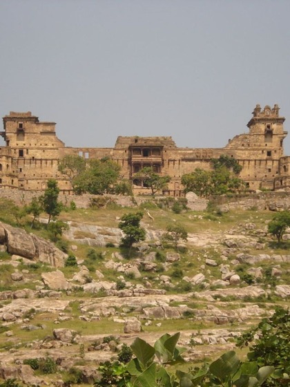 <p>गढ़कुंडार किला  झांसी से करीब 70 किलोमीटर की दूरी पर स्थित है। 11वीं सदी में बना यह किला पांच मंजिल का है, जिसमें तीन मंजिल तो ऊपर हैं, जबकि दो मंजिल जमीन के नीचे हैं।</p>

<p> </p>
