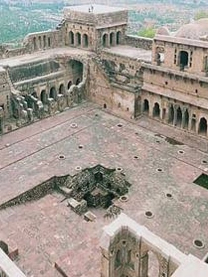 <p>इस किले के इतिहास के बारे में कोई जानकारी नहीं है, लेकिन स्थानीय लोगों के अनुसार किला  1500 से 2000 साल पुराना है। यहां चंदेलों, बुंदेलों और खंगार जैसे कई शासकों का शासन रहा।<br />
 </p>
