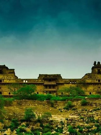 रहस्यमयी गढ़कुंडार किला, जो पास पहुंचते ही हो जाता है गायब