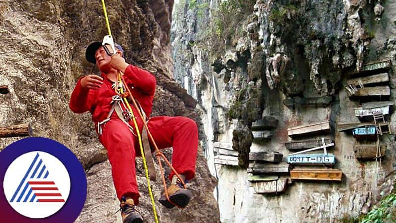 Mistry of hanging coffin in China pav