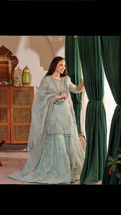 <p>Sana ने इस कलेक्शन में ट्रेडिशनल क्राफ्टेड रॉ सिल्क ऑर्गेजा शरारा पहना है। contemporary style के लिए आप भी इस तरह के सूट ट्राई करें।  </p>

