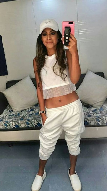 गर्मियों में लगेंगी सबसे हॉट जब पहनेंगी Nia Sharma के Stylish Crop Top