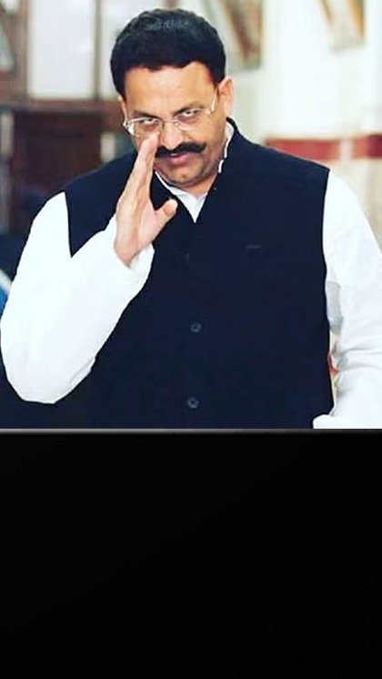 <p>पूर्वांचल के माफिया डॉन मुख्तार अंसारी की मौत हो गई है। हार्ट अटैक पर उसे मेडिकल कॉलेज लाया गया था लेकिन रास्ते में उसकी मौत हो गई। वह बांदा जेल में सजा काट रहा था।<br />
 </p>
