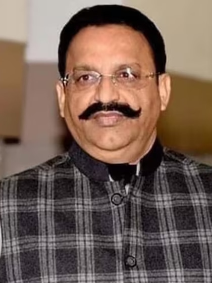 <p> माफिया डॉन मुख्तार अंसारी की 60 साल की उम्र में हार्ट अटैक से मौत हो गई इसके बाद अब हर जगह चर्चा उसके परिवार और विरासत की हो रही है ऐसे में जानते हैं उसके घर परिवार में कौन-कौन है।<br />
 </p>
