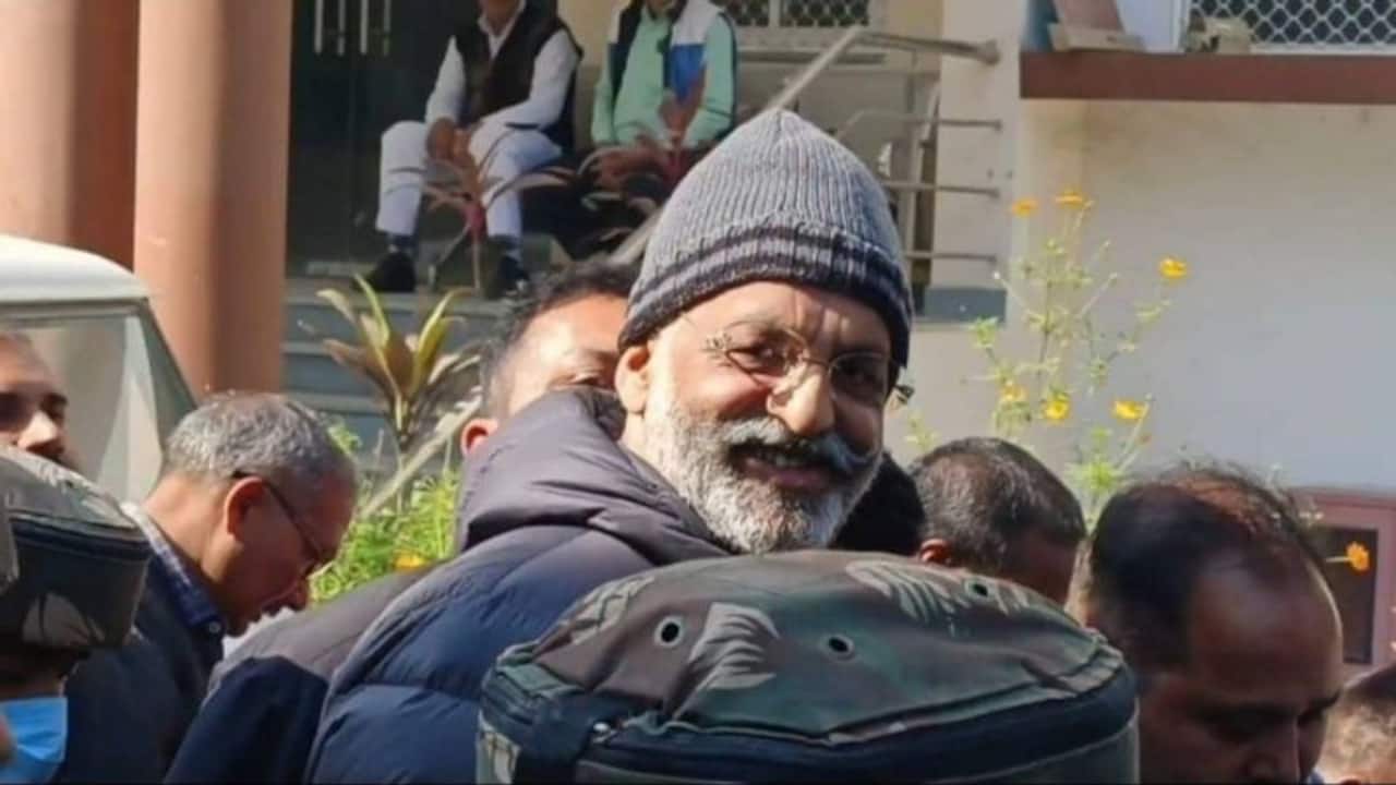 Mukhtar Ansari: गाजीपुर में कहा खोदी जा रही  मुख्तार की कब्र... किसके बगल होगा सुपुर्द-ए-खाक? पढ़ें...