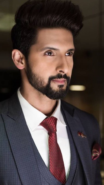 <p>टीवी एक्टर और होस्ट रवि दुबे भी किसी स्टार से कम नहीं है। उनकी नेटवर्थ 52 करोड़ है। </p>
