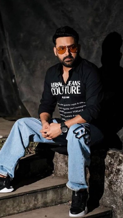 <p>कभी कॉमेडी शो तो कभी फिल्मों में आने वाले कॉमेडियन कपिल शर्मा का हाल ही में नेटफ्लिक्स में शो आ रहा है। कपिल की नेटवर्थ 330 करोड़ है। </p>
