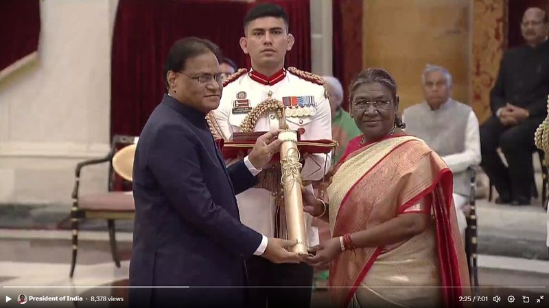 President Murmu confers Bharat Ratna awards to five luminaries lns