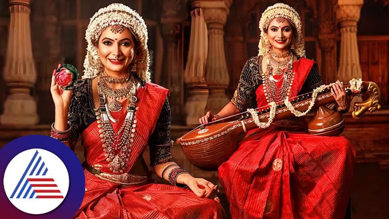 ತಲೆತುಂಬ ಮಲ್ಲಿಗೆ, ಕೆಂಪು ಸೀರೆ, ಕೈಯಲ್ಲಿ ವೀಣೆ…. ಶಾರದೆಯಾದ Kannada Small ...