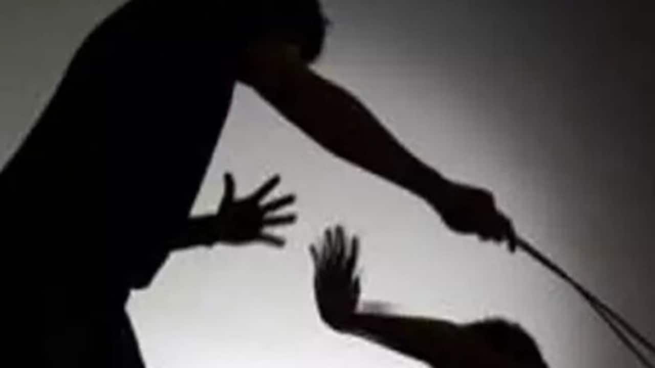 MP News: नाबालिग छात्र-छात्रा को कुत्ते के पट्टे से पीटा...नंगा कर कराया डांस...पित-पुत्र गिरफ्तार, जाने वजह