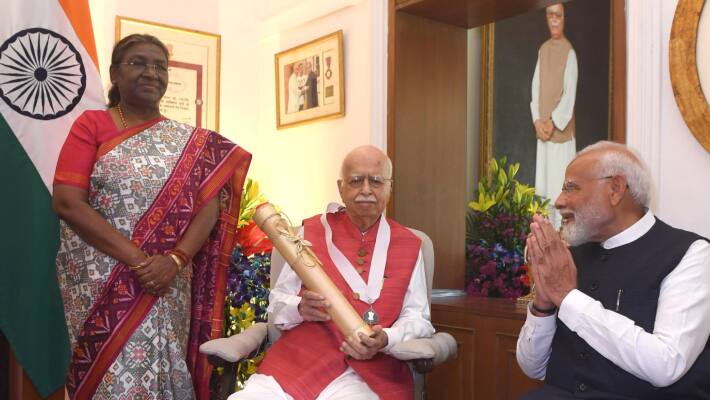 MODI IN LK ADVANIi
