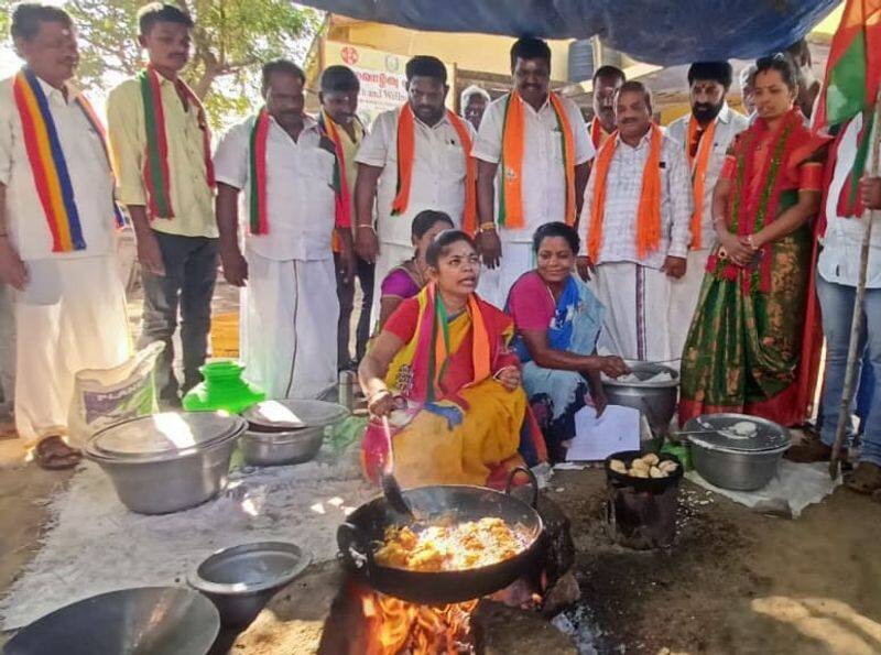 PMK candidate Thilakabama who gathered votes by cooking vada in the shop KAK