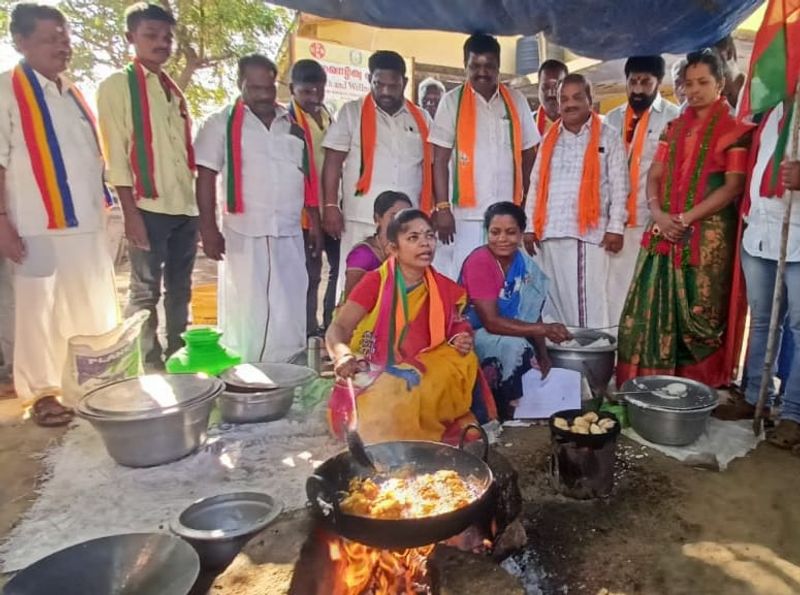 PMK candidate Thilakabama who gathered votes by cooking vada in the shop KAK