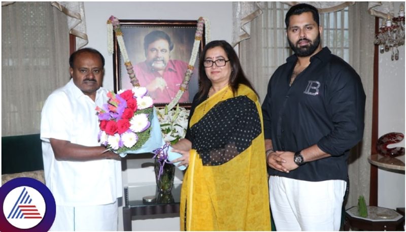 JDS Leader HD Kumaraswamy meet Mandya MP Sumalatha Ambareesh at Bengaluru JP Nagar House sat