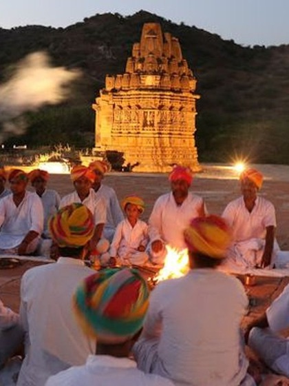 <p>राजस्थान के बाड़मेर  में  किराडू का मंदिर  स्थित है।  इस मंदिर  को शापित मंदिर कहा जाता है जिसके कारण आज भी यहां सूरज ढलने के बाद लोग नहीं जाते हैं।</p>
