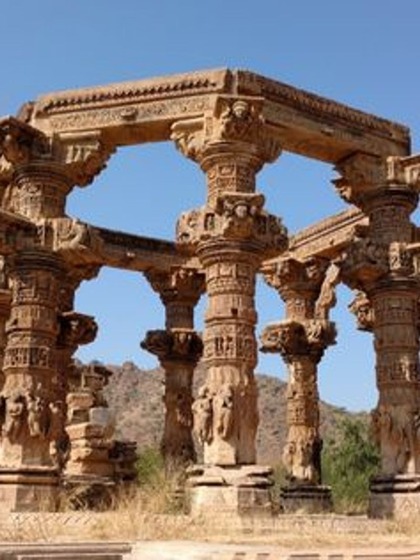 <p>किराडू  मंदिर 11वीं सदी से यहां  मौजूद हैं। इस जगह पर अक्सर विदेशी आक्रमण होते रहते थे। राजा  इन आक्रमणों से तंग आ चुके थे। ऐसे में राजा सोमेश्वर ने एक साधु से मदद मांगी।</p>
