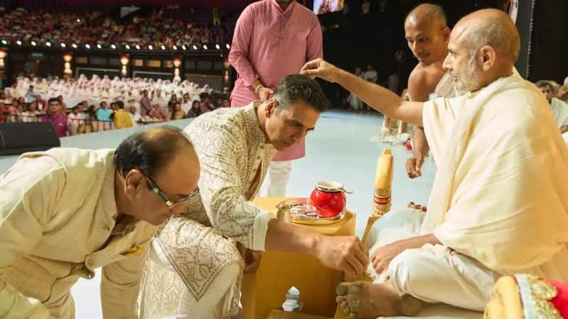 Akshay Kumar offers first meal to Jain Monk Shri Hansratna Surishwarji who breaks 180-day fast RKK