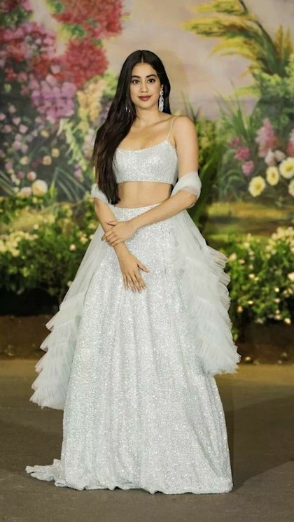 समर में दिखना है स्टाइलिश,वियर करें Janhvi Kapoor के Blouse Designs