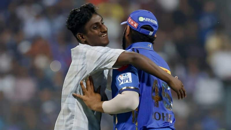 Fan who entered into Wankhede Stadium and Hugged Rohit Sharma and Ishan Kishan During MI vs RR in 14th IPL 2024 Match rsk