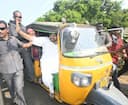    ఆటోలో పవన్ కళ్యాణ్ ఎన్నికల ప్రచారం: డ్రైవర్ల సమస్యలపై జనసేనాని ఆరా