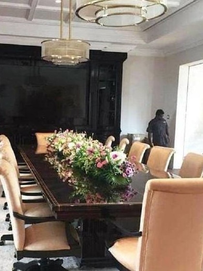 <p>ईशा अम्बानी एक बार फिर चर्चा में है , और इस बार अपने आलीशान घर को बेचे जाने को लेकर वो टॉक ऑफ़ द टाउन बनी हुई हो </p>

<p> </p>
