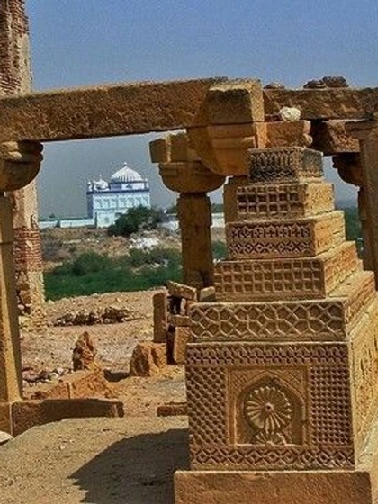 <p>मकली हिल  को 14वीं और 18वीं शताब्दी के बीच सिंधी सभ्यता के "उत्कृष्ट प्रमाण" के रूप में 1981 में यूनेस्को विश्व धरोहर स्थल के रूप में अंकित किया गया था।</p>

<p> </p>

<p> </p>
