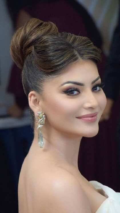 <p>स्किन को हेल्दी और ग्लोइंग बनाने के लिए उर्वशी रोजाना cleansing, toning और स्किन moisturizing पर पूरा ध्यान रखती हैं। आप भी स्किन टाइप के अकॉर्डिंग प्रोडक्ट चुन सकते हैं। </p>
