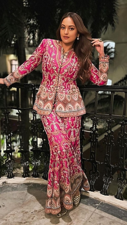 <p>वेट ज्यादा है लेकिन स्टाइलिश दिखना है तो सोनाक्षी की तरह फ्लोरल एंब्रॉयडरी कोआर्ड सेट ट्राई करें। शॉर्ट शर्ट टाइप कुर्ती को हैवी प्लाजो मिनिमल मेकअप के साथ टीमअप कर सकती हैं।</p>
