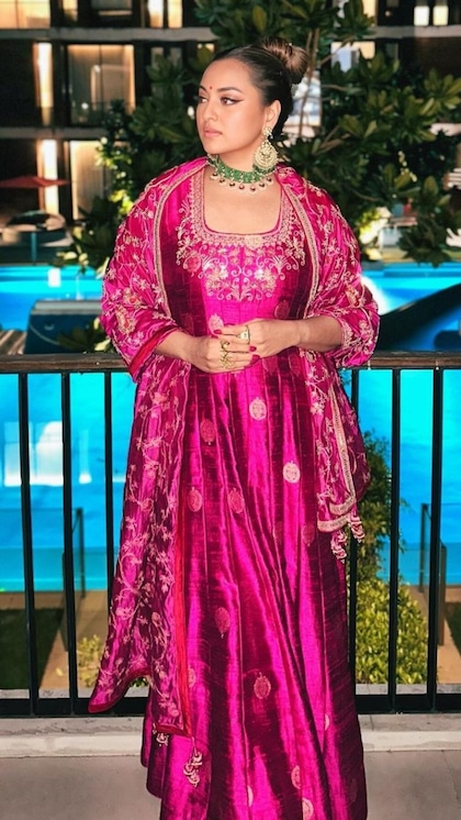<p>बनारसी सिल्क अनारकली सूट न्यूली ब्राइड पर खूब खिलते हैं। क्लासिक एंब्रॉयडरी मेरोडी नेकलाइन है। एक्ट्रेस ने जाली वर्क वदुपट्टे ग्रीन नेकलेस लिया है। आप इसे रिक्रिएट कर सकती हैं। </p>

