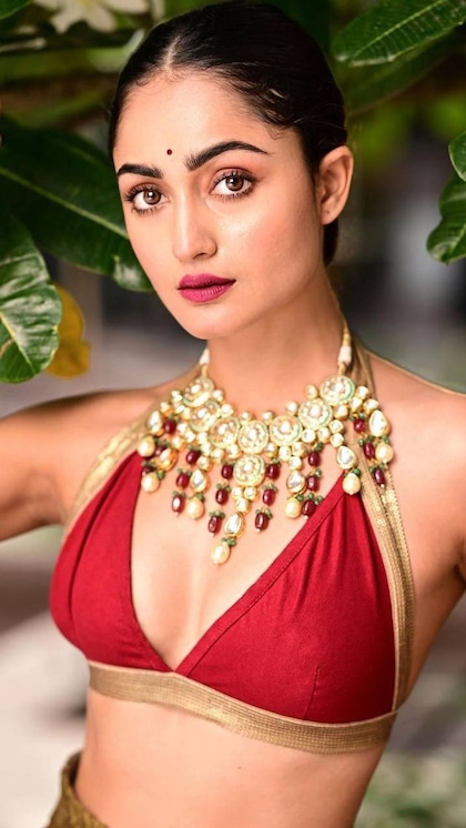 'आश्रम' की बेहद हॉट Tridha के Blouse Designs माहौल में लगा देंगे आग