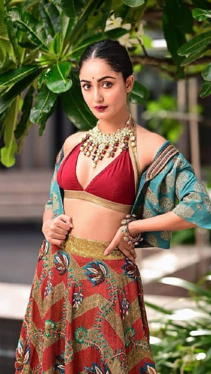 <p>त्रिधा के Blouse Designs उनके लुक को सेक्सी बनाते हैं। लहंगे संग पहना गया वी नेक डीप ब्लाउज है साड़ी या लहंगे संग स्टनिंग लुक देता है। </p>
