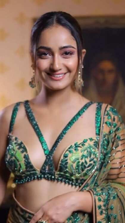 <p>साड़ी के साथ लुक को एक्सपोज करने के लिए Tridha Choudhary की तरह ब्रालेट ब्लाउज पहनें। इसमें यूज की गई स्ट्रिप लुक को इनहेंस कर रही हैं। </p>

