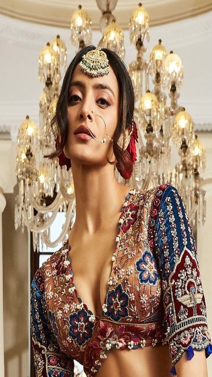 <p>वी नेक पर्ल वर्क ब्लाउज डिजाइन ज्यादातर सेलेब्स नेकलाइन को फ्लॉन्ट करने के लिए पहनती है। आप पलती पट्टी के साथ स्लीवलेस डिजाइन में ये ब्लाउज सिलवा सकती हैं।</p>

