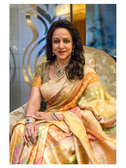 <p>अगर आप अपनी सासू मां को बनारसी साड़ी गिफ्ट करना चाहती हैं तो यह कलर ऑप्शन बेस्ट रहेगा। हेमा मालिनी है इसके साथ हैवी चोकर पहना है आप चाहे तो मोतियों की ज्वेलरी भी गिफ्ट कर सकती हैं।</p>
