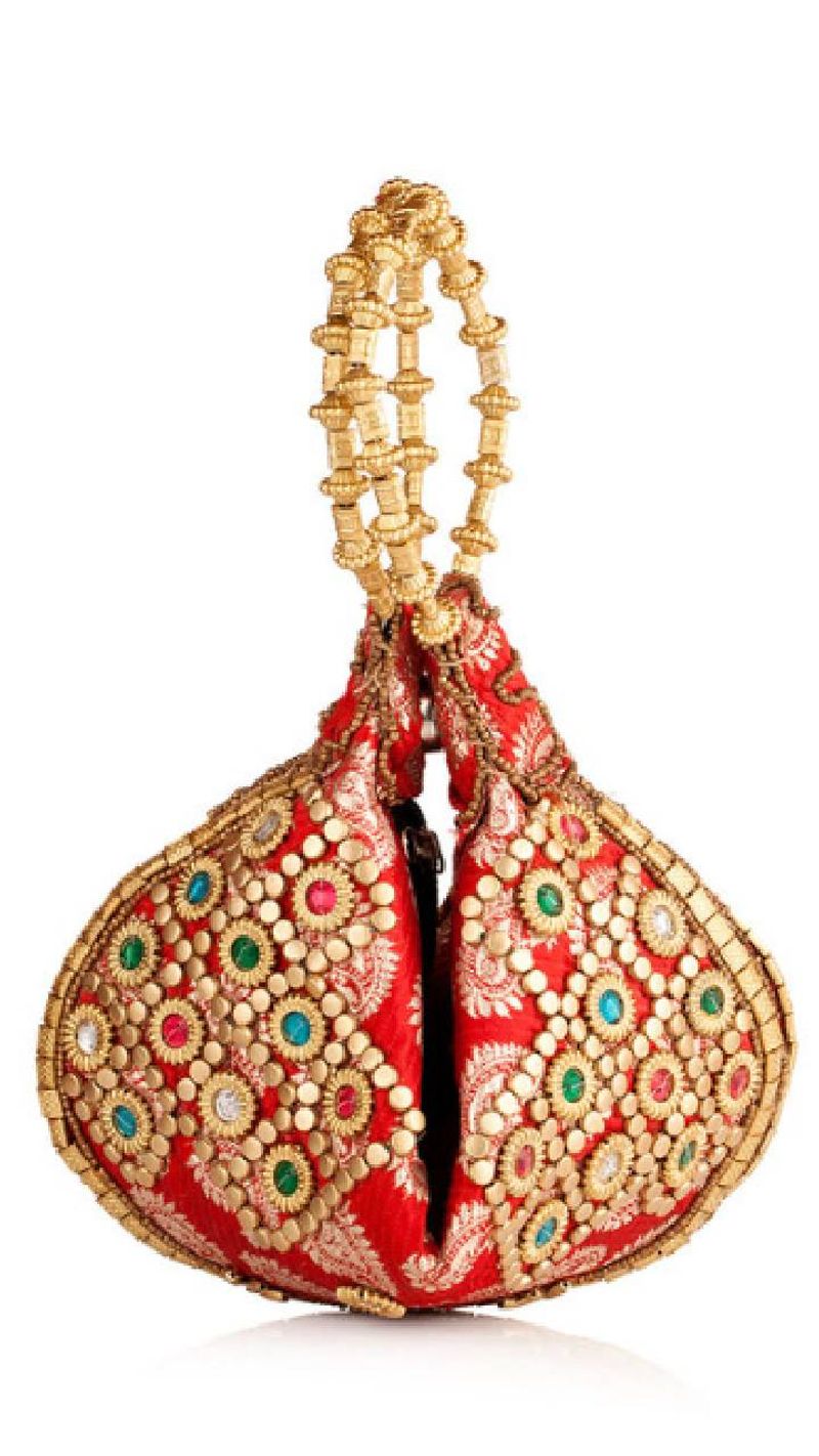 Bracelet Bag आप अपनी ड्रेस के साथ मैच करेंगी तो लुक निखर आएगा।
