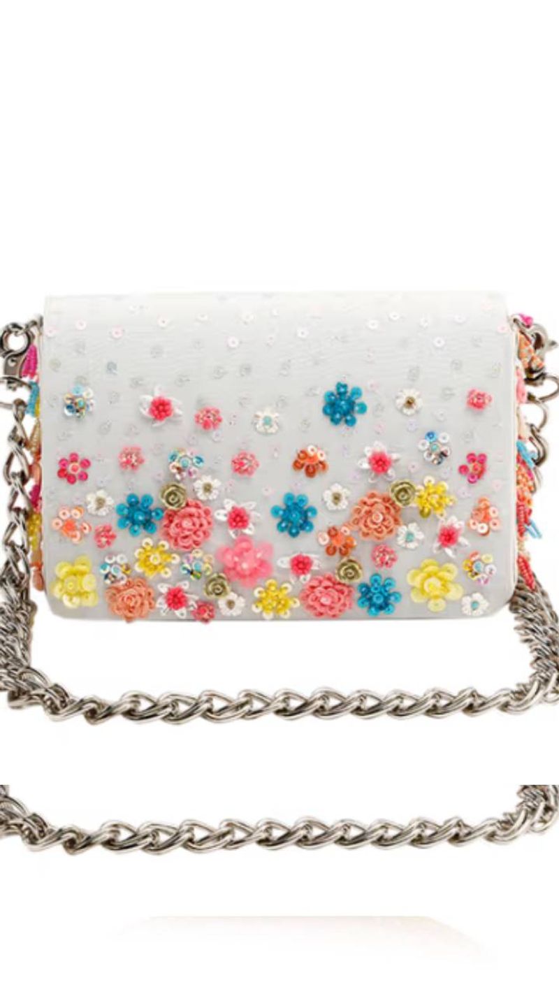 Multi-Color Embellished Clutch Bag किसी भी ड्रेस के साथ मैच हो जाएगा।