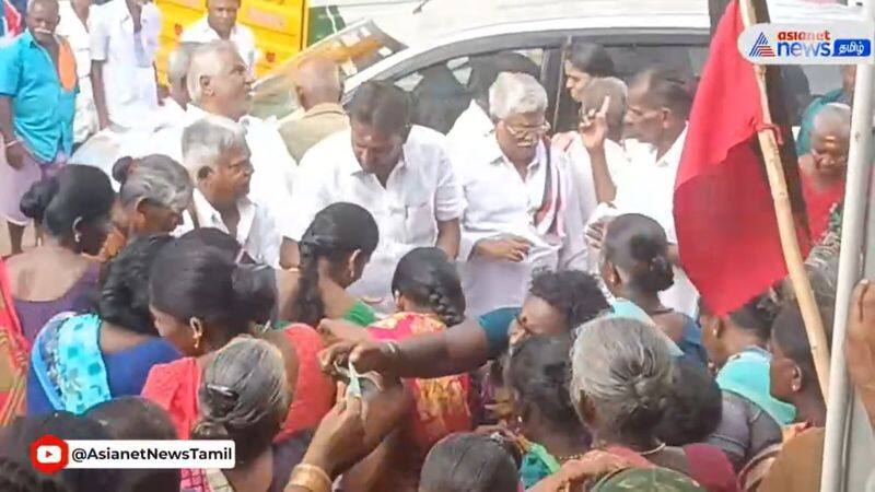 A video of money being distributed to women who participated in a Congress party meeting in Sivagangai is going viral vel