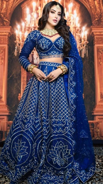 <p>आइवरी वर्क ब्लाउज डिजाइन ज्यादातर सेलेब्स का फेवरेट है। आप भी उर्वशी रौतेला की तरह फुल स्लीव्स में ऐसा ब्लाउज सिलवा कर प्लेन साड़ी और लहंगे के साथ वियर कर सकती हैं। </p>
