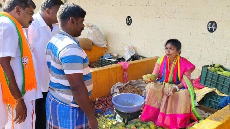 Dindigul pmk candidate thilagabama campaign by selling mangoes at the uzhavar sandhai smp