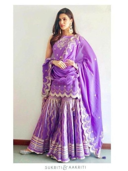 <p>पर्पल कलर के शरारा सत सत पर हैवी एंब्रॉयडरी बनी हुई है। साथी ही गोटा पट्टी का काम है। बाजार से कपड़ा लेकर आप इस तरह का शरारा ढाई से 3000 में अपने टेलर से डिजाइन करा सकती हैं।</p>
