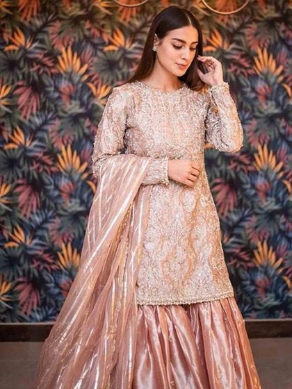<p>सिल्क के शरारा सेट का कुर्ता हैवी एंब्रोइडर है जिस पर बीड से काम बना हुआ है दुपट्टा और शरारा प्लेन है। इसके साथ कानों में हैवी झुमकियां लुक में चार चांद लगा देगी।</p>
