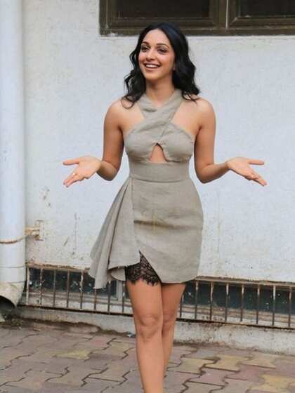 <p>कियारा ने एक पत्ते के साथ इस तस्वीर को खिंचवाया था। तस्वीरें सामने आने के बाद फैंस ने कियारा को बहुत ट्रोल किया था। साथ ही उन पर बहुत सारे मीम भी बनाए थे</p>

<p> </p>
