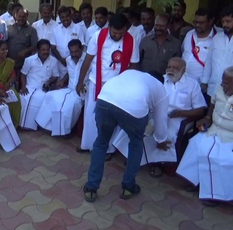 Dindigul Srinivasan son got blessed by falling at the feet of I Periaswamy KAK