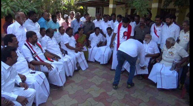 Dindigul Srinivasan son got blessed by falling at the feet of I Periaswamy KAK