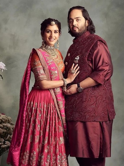 <p>अनंत अंबानी-राधिका मर्चेंट 12 जुलाई को शादी के बंधन में बंधने वाले हैं। इससे पहले दोनों वेडिंग शॉपिग में जुटे हैं। कपल को दुबई में देखा गया वहीं अब राधिका ने बेचलेरेट पार्टी की है।</p>

