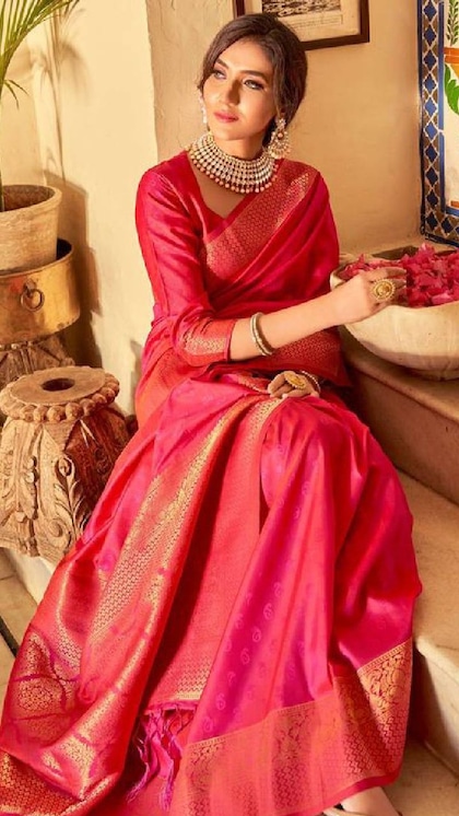 <p> Kanjivaram Silk Saree बेहद सुंदर साड़ी होती है। इसके हैवी गोल्डन बॉर्डर साड़ी के लुक को और भी खास बना देते हैं। आप हैवी पर्ल नेकलेस के साथ लुक पूरा कर सकती हैं। </p>
